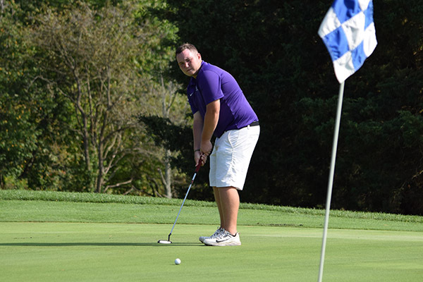 Carter Mumbower playing golf.